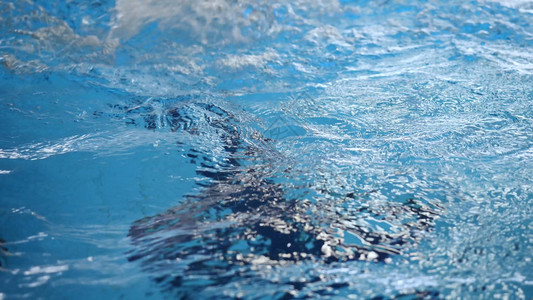 清晰的水摇动游泳池水质图理在水流图片
