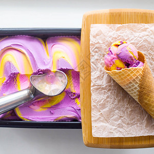 多色粉红色蓝色和紫色口香糖冰淇淋以图片