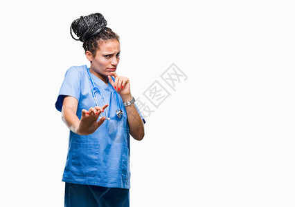 年轻的辫子头发的非洲裔美国女孩专业外科医生在孤立的背景下厌恶表情图片