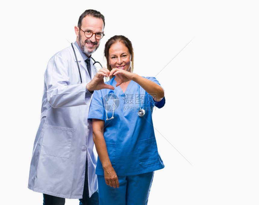 穿着医疗制服的夫妇在孤立的背景中笑着爱图片
