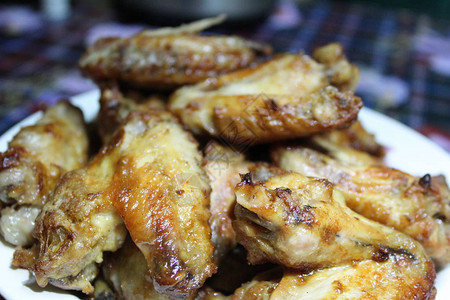 家常炸鸡翅好吃照片炸鸡翅一道美味佳肴中的许多肉块健康美味的食图片