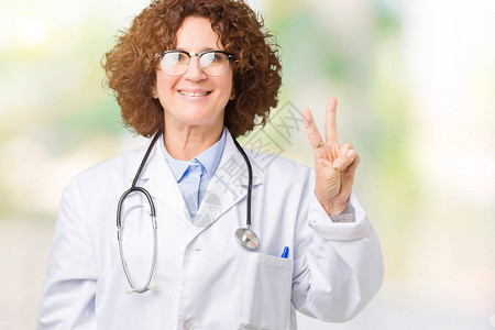 身处孤立背景的中年高级女医生展示和指着二号手指图片