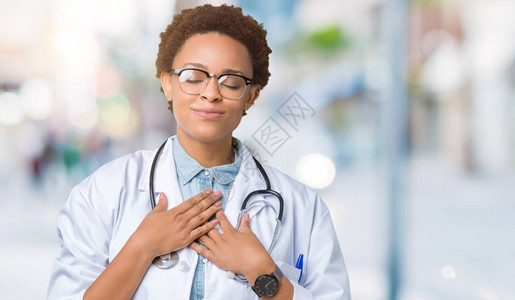 年轻的非洲裔美国医生女人穿着医用外套图片