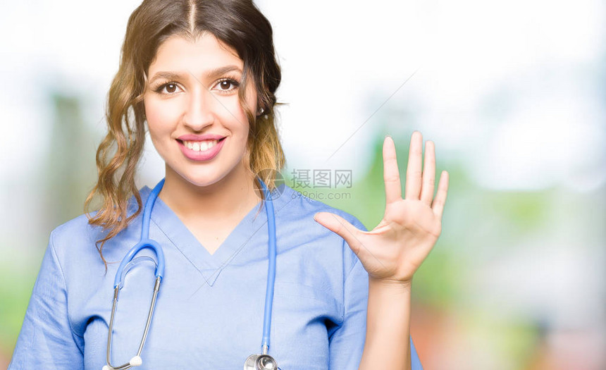 身穿医疗制服的年轻成年女医生带着五指尖图片