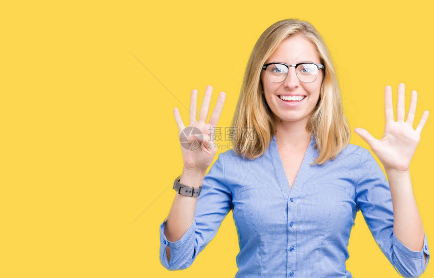 美丽的年轻女商人在与世隔绝的背景下展示并用九号手指向上方图片