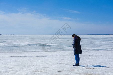 女孩走在冰海和蓝天的图片