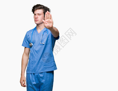 年轻医生身穿医疗制服图片