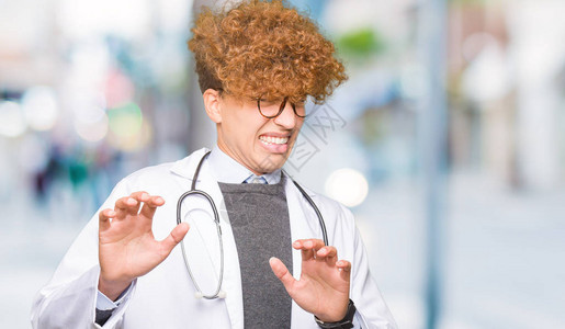 年轻英俊的医生穿着医用大衣厌恶的表情图片