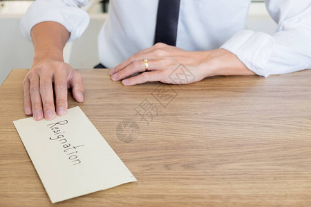 一个商人在一张木桌上给他的老板寄一封信背景图片