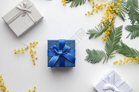 蓝色和白色礼品盒图片