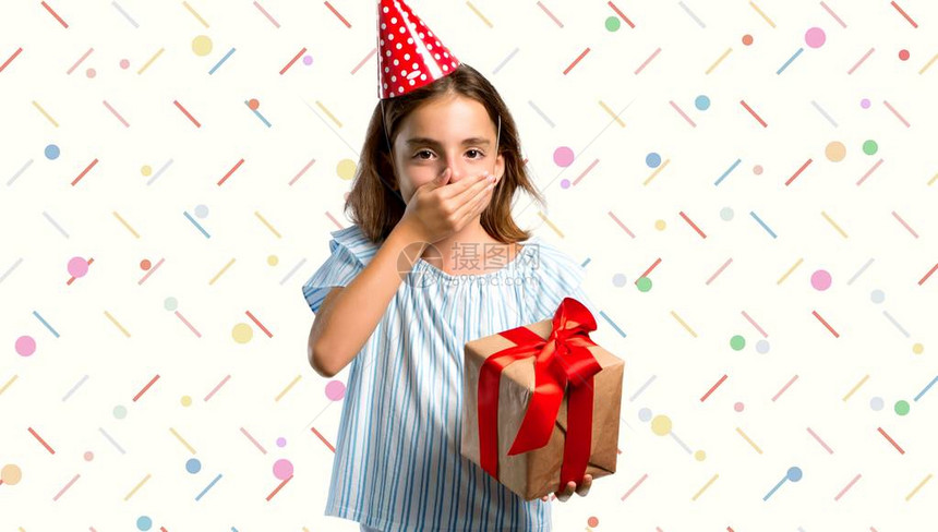 在生日派对上的小姑娘拿着礼物用满的彩色背景图片