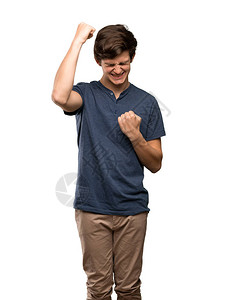 庆祝战胜孤立的白人背景的胜利的青少年男子Teenage图片