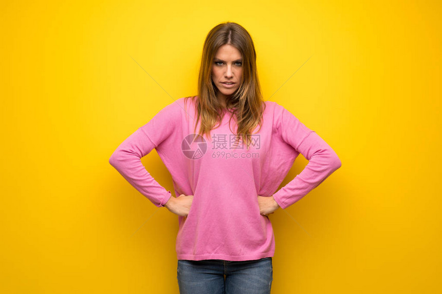 穿着粉红色毛衣的女人图片