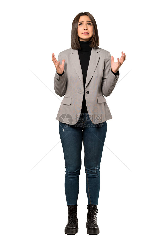 一名年轻商业女青年因孤立的白人背景而陷入困境而沮丧图片