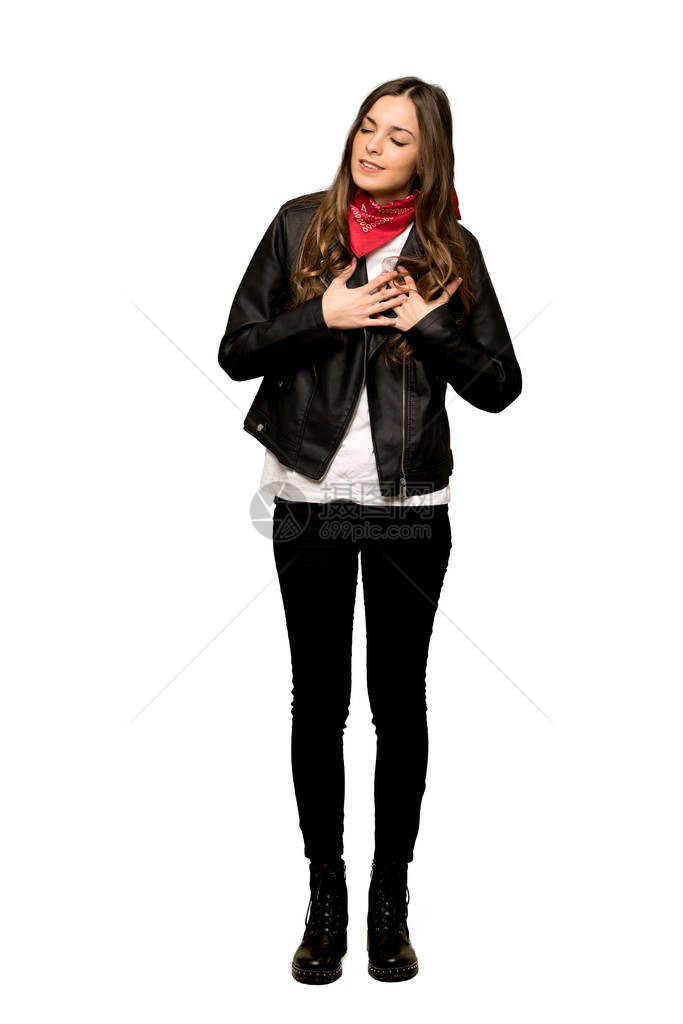 长镜头拍摄身穿皮夹克的年轻女子在孤立的白色背图片