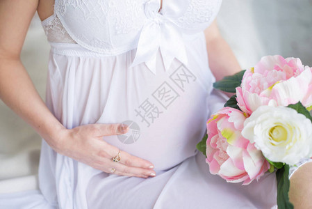 孕妇穿着漂亮的白色连衣裙图片
