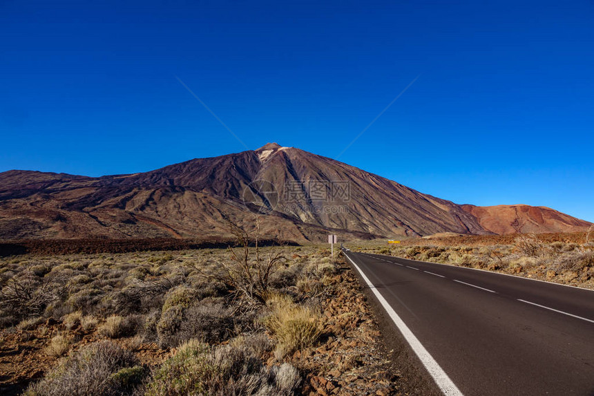 蓝天在通往特内里费岛泰德火山的直路上图片