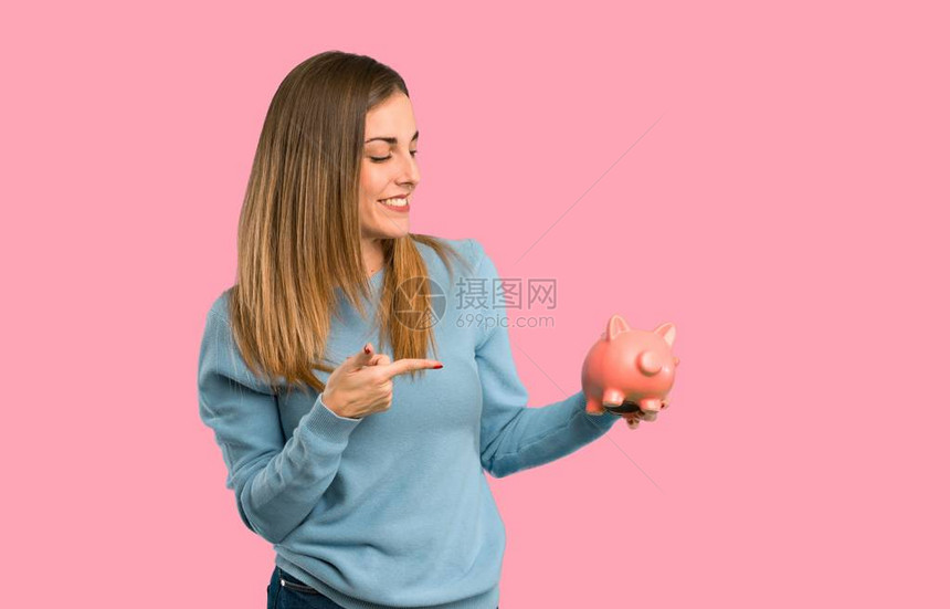穿着蓝衬衫的金发女人拿着单身粉红图片
