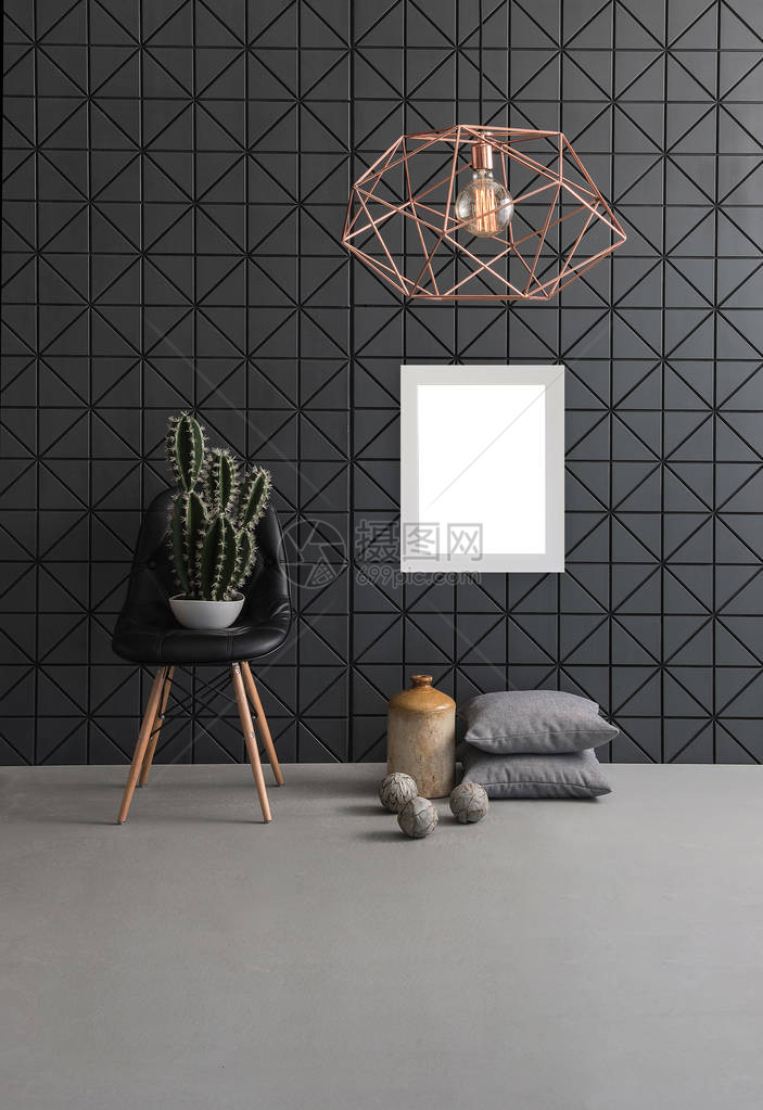 黑色纸质墙和现代灯具黑皮椅带有图片