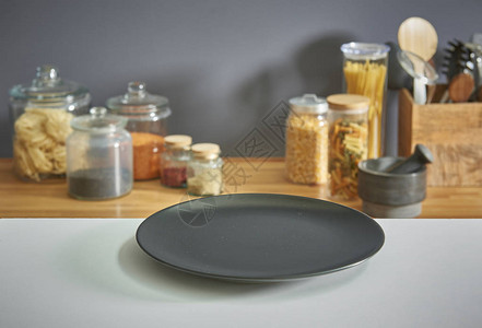 灰色厨房桌子和带盘子的工具图片