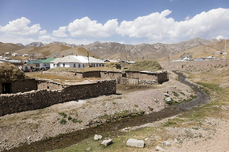 吉尔斯坦萨里塔什边境小镇与中亚帕米尔公路上的邻图片