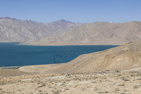塔吉克斯坦布卢库尔附近的帕米尔山脉中图片