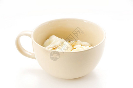 白色背景汤杯中的低聚糖酸奶图片