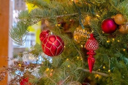 有红色和金色装饰的圣诞树图片