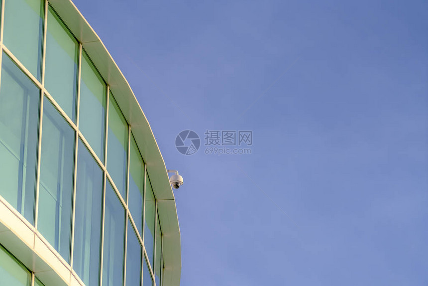 现代建筑与屋顶上的监控摄像头图片