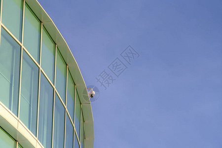 现代建筑与屋顶上的监控摄像头图片