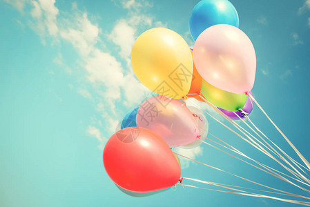 蓝色天空上多彩的气球具有追溯古老的图片