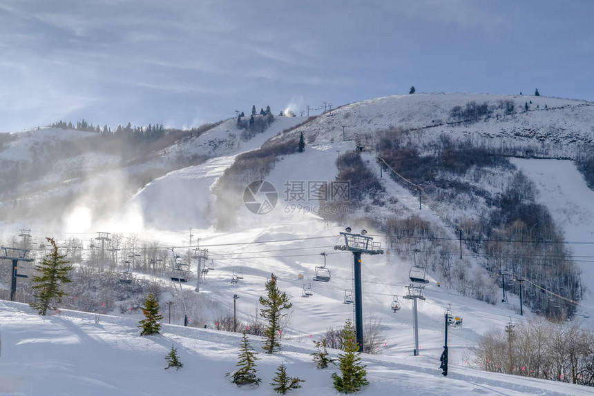 在帕克城有滑雪缆车的雪山图片