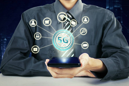 青年商人展示5G通信网络系统与移动电话社交媒体的5G通讯网络图片