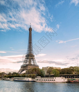 美丽的地标埃菲尔塔在西恩河上巴黎图片