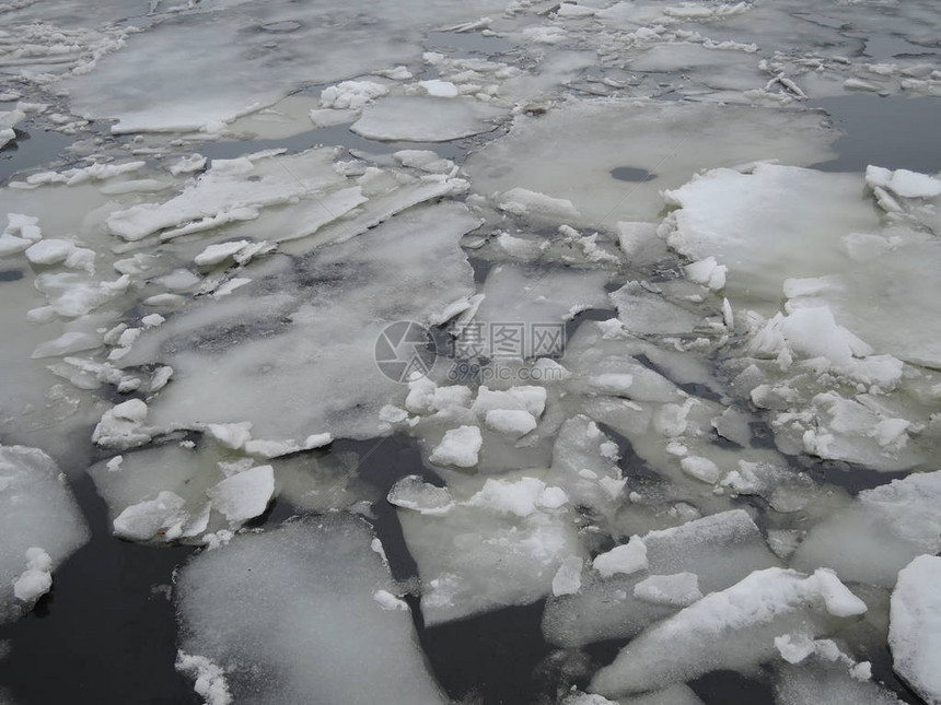在寒冷的春季天气中自然冰块在海岸和海冰上破图片
