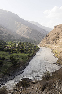 在Wakhan河谷的Panj河边与塔吉克斯坦右转图片