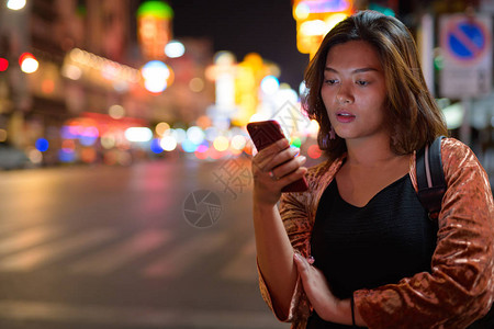 年轻美丽的亚洲旅游女在曼谷唐人图片