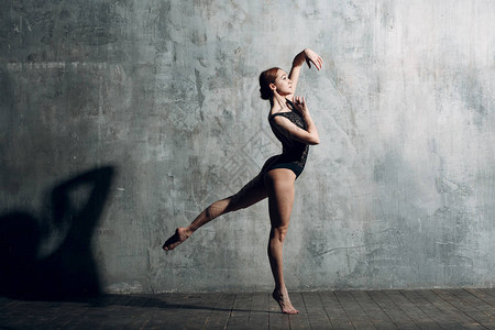 年轻美丽的芭蕾舞女蹈家图片