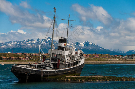 赫里斯托弗号是一艘老拖船困在乌斯图片