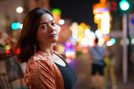 年轻美丽的亚洲旅游女在曼谷唐人图片