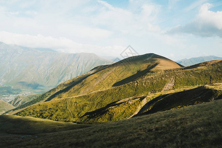 晴天绿山如画图片