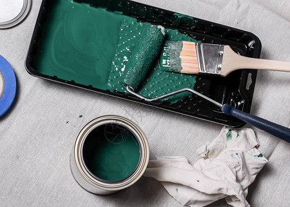 画家用乳胶绿漆刷和油漆滚筒背景图片