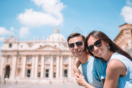 在罗马梵蒂冈圣彼得大教堂的幸福夫妻圣彼得大教图片