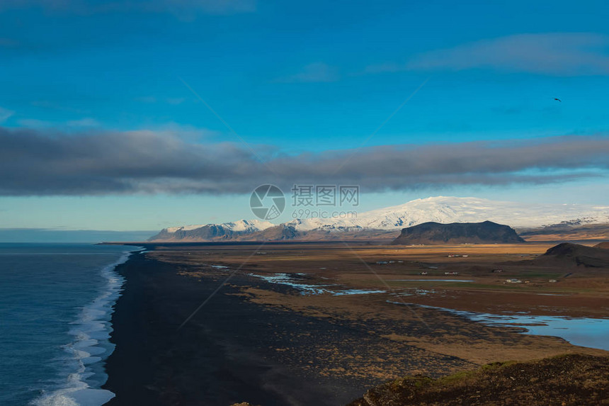 从Dyrholaey悬崖上可以看到黑色海滩和山脉冰岛图片