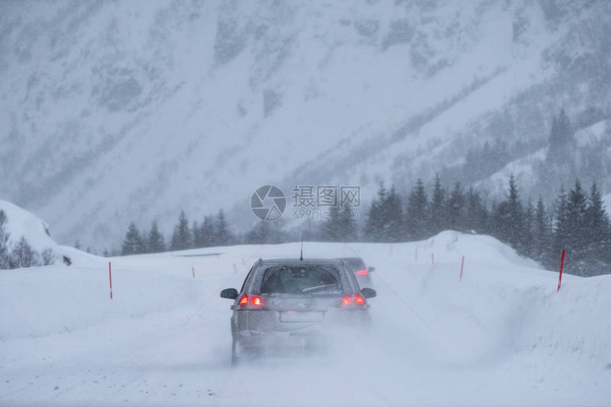 农村公路山谷暴风雪汽车后座车图片