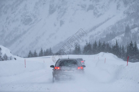 农村公路山谷暴风雪汽车后座车图片