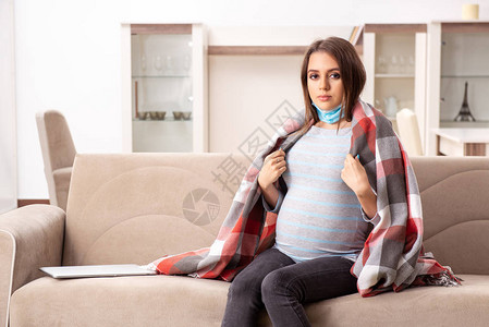 在家受苦的生病的孕妇图片