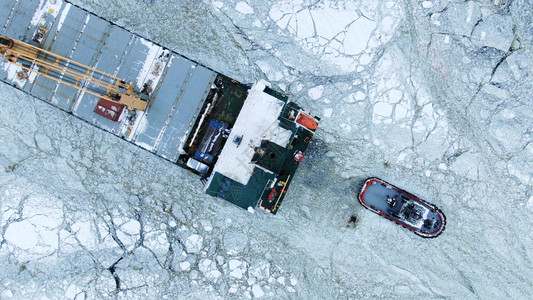 大船在冬天穿过海冰近距离图片
