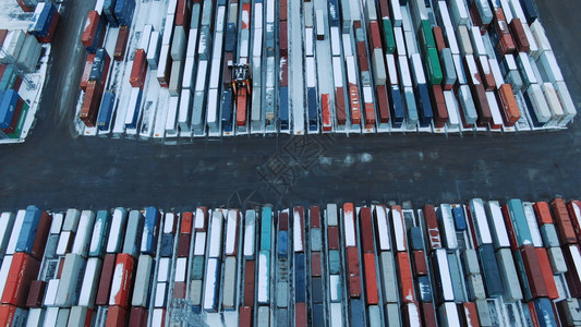 用集装箱船鸟瞰工业港口图片