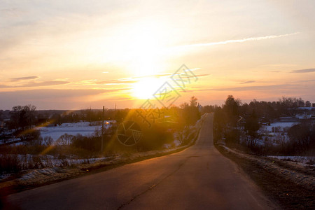 阳光明媚的日落太阳落山与村庄图片